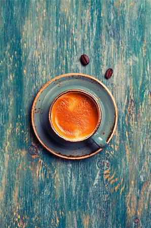 simsearch:400-04849433,k - Coffee in blue cup on a wooden background Photographie de stock - Aubaine LD & Abonnement, Code: 400-08037764