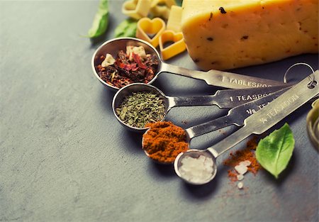 simsearch:400-04393618,k - spices for Italian pasta in metal measuring spoons Foto de stock - Royalty-Free Super Valor e Assinatura, Número: 400-08037760