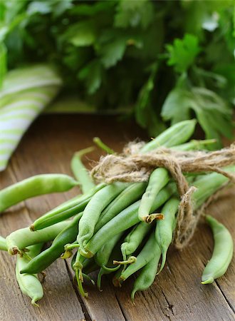 simsearch:400-05705062,k - organic green peas on a wooden table, rustic style Photographie de stock - Aubaine LD & Abonnement, Code: 400-08038046