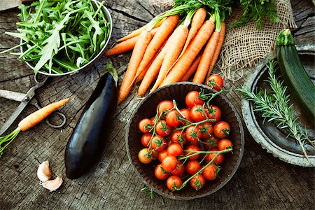 simsearch:400-06700975,k - Fresh organic vegetables. Food background. Healthy food from garden Stock Photo - Budget Royalty-Free & Subscription, Code: 400-08039969