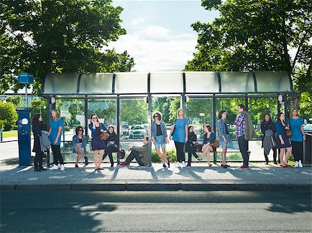 Large group of people waiting on the bus Foto de stock - Super Valor sin royalties y Suscripción, Código: 400-08032726