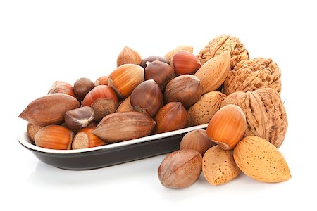 simsearch:400-04181279,k - Various nuts, walnuts, hazelnuts, almond and chestnuts in black bowl isolated on white background. Seasonal healthy nuts. Foto de stock - Super Valor sin royalties y Suscripción, Código: 400-08033121