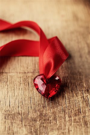 simsearch:400-08034173,k - pendant in the form of heart with red ribbon Stockbilder - Microstock & Abonnement, Bildnummer: 400-08033410