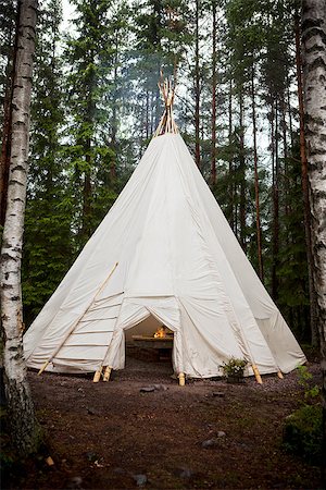 saskatoon - Teepee with a bonfire in the forest Fotografie stock - Microstock e Abbonamento, Codice: 400-08033578