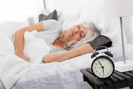 simsearch:400-04903640,k - Sleeping woman in front of the alarm clock Photographie de stock - Aubaine LD & Abonnement, Code: 400-08033670