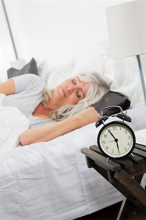 simsearch:400-04903640,k - Sleeping woman in front of the alarm clock Photographie de stock - Aubaine LD & Abonnement, Code: 400-08033672