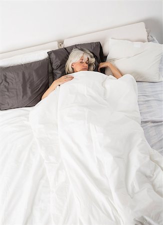 simsearch:649-08060605,k - Sleeping woman from high angle view Stockbilder - Microstock & Abonnement, Bildnummer: 400-08033684