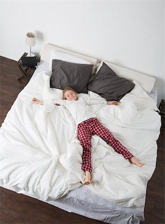 simsearch:632-05553588,k - Happy Little Girl in a large bed from high angle view Stock Photo - Budget Royalty-Free & Subscription, Code: 400-08033713