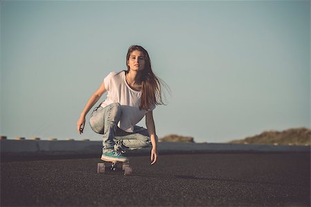 Young woman making downhill with a skateboard Foto de stock - Super Valor sin royalties y Suscripción, Código: 400-08033863