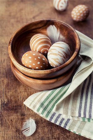 Speckled eggs in bowl for Easter, wooden background Fotografie stock - Microstock e Abbonamento, Codice: 400-08044550