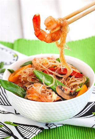 simsearch:400-09225001,k - Rice glass (cellophane) noodles with shrimps and vegetables in white bowl Stock Photo - Budget Royalty-Free & Subscription, Code: 400-08049211