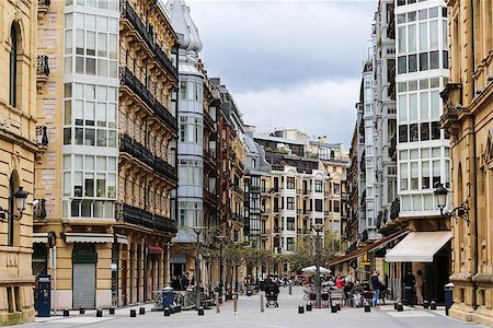 spain san sebastian - San Sebastian in Spain, Europe street with people, cloudy day Foto de stock - Super Valor sin royalties y Suscripción, Código: 400-08040705