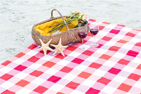 starfish beach nobody - Picnic basket with glasses of red wine and starfishes on a blanket at the beach Stock Photo - Budget Royalty-Free & Subscription, Code: 400-08055314