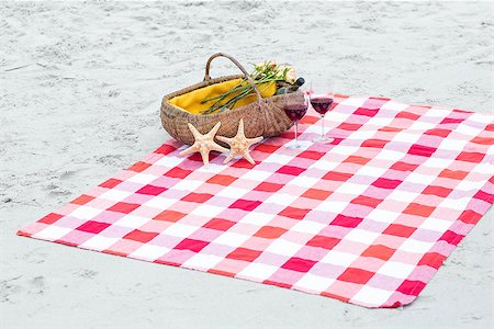 starfish beach nobody - Picnic basket with glasses of red wine and starfishes on a blanket at the beach Stock Photo - Budget Royalty-Free & Subscription, Code: 400-08055315