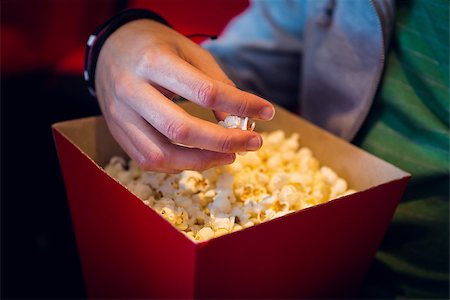 simsearch:400-08055721,k - Man eating popcorn at the cinema Foto de stock - Royalty-Free Super Valor e Assinatura, Número: 400-08055717