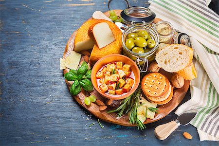 simsearch:400-07260354,k - Cheese with olives, party snack appetiser with copyspace Stockbilder - Microstock & Abonnement, Bildnummer: 400-08052563
