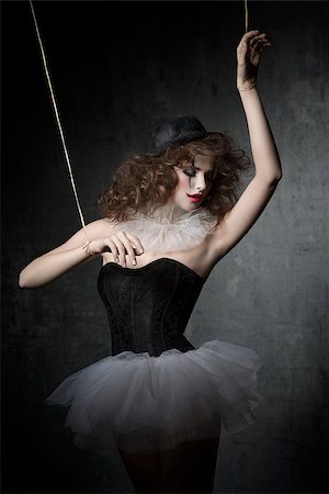 simsearch:400-07223828,k - brunette girl posing like marionette dancer with gothic style. She, with clown make-up, wearing vintage tutu and bowler hat. Fotografie stock - Microstock e Abbonamento, Codice: 400-08053563