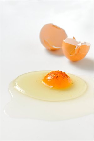 simsearch:400-08338441,k - Egg yolk closeup on white background Stockbilder - Microstock & Abonnement, Bildnummer: 400-08053797