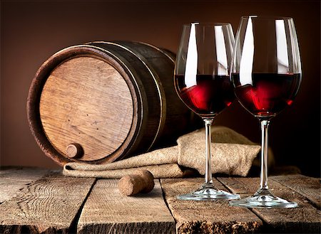 Barrel and wineglasses of red wine on a wooden table Fotografie stock - Microstock e Abbonamento, Codice: 400-08053897