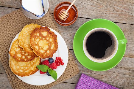 simsearch:400-09019412,k - Pancakes with raspberry, blueberry, milk and honey syrup. On wooden table Foto de stock - Super Valor sin royalties y Suscripción, Código: 400-08074265