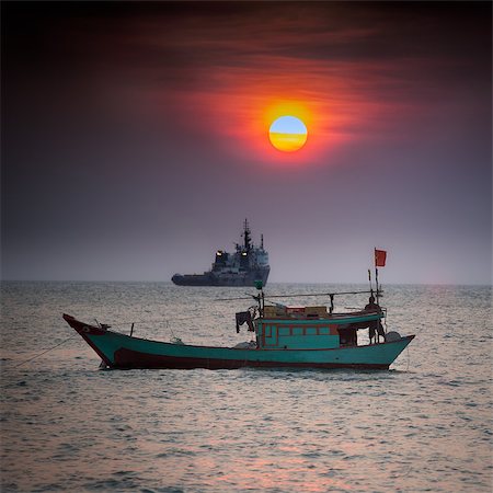 Small fishing boat in South China Sea, Vung Tau, Vietnam Photographie de stock - Aubaine LD & Abonnement, Code: 400-08074586