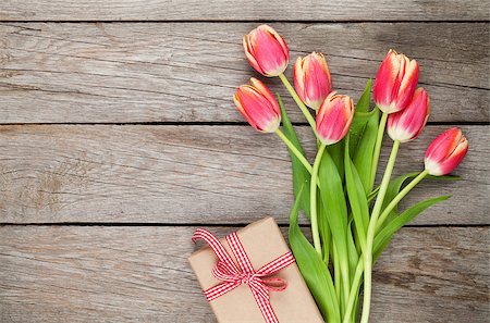 simsearch:400-08036453,k - Colorful tulips and gift box on wooden table. Top view with copy space Stock Photo - Budget Royalty-Free & Subscription, Code: 400-08074747