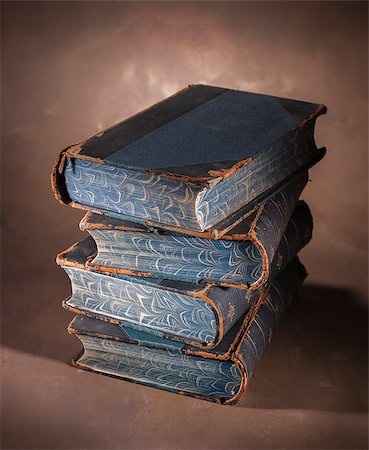 simsearch:400-04303759,k - stack of old books on a painted canvas backdrop Stockbilder - Microstock & Abonnement, Bildnummer: 400-08075416