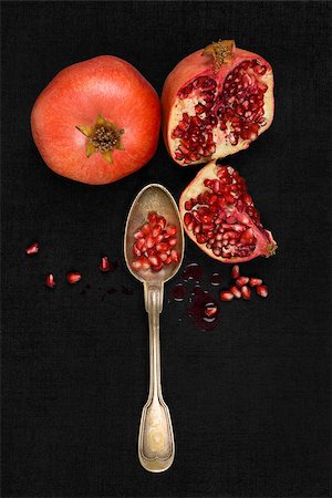 simsearch:640-02656973,k - Fresh pomegranate background. Pomegranate core on black background, top view. Healthy fruit eating. Fotografie stock - Microstock e Abbonamento, Codice: 400-08075952