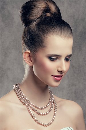 simsearch:400-07822212,k - close-up portrait of fine brunette woman with elegant hair-style, stylish make-up and precious pearl necklace Fotografie stock - Microstock e Abbonamento, Codice: 400-08076195