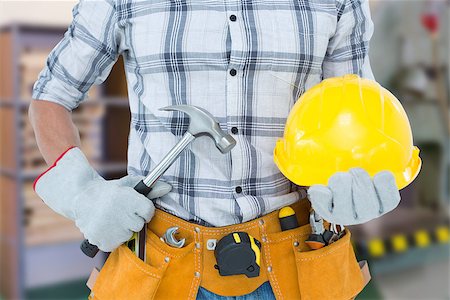 simsearch:400-08077010,k - Handyman holding hammer and hard hat against workshop Foto de stock - Super Valor sin royalties y Suscripción, Código: 400-08077039