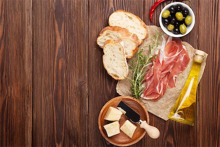 parma - Bruschetta ingredients - prosciutto, olives, cheese. Top view on wooden table Foto de stock - Super Valor sin royalties y Suscripción, Código: 400-08078018