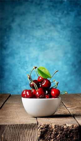 simsearch:400-07932348,k - Ripe cherries in plate on a wooden table Foto de stock - Super Valor sin royalties y Suscripción, Código: 400-08078205