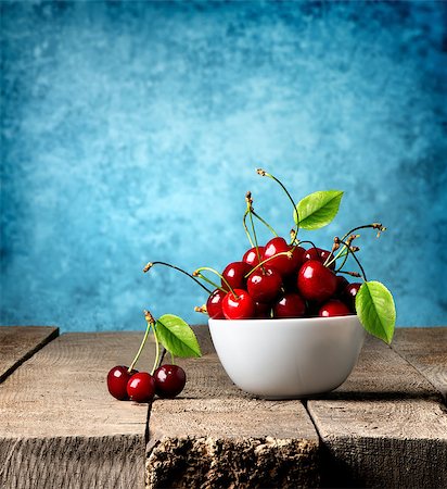 simsearch:400-07932348,k - Red cherries in plate on a wooden table Foto de stock - Super Valor sin royalties y Suscripción, Código: 400-08078221