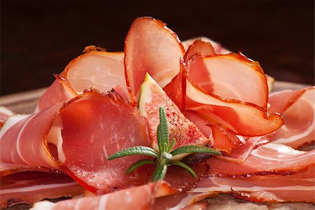 simsearch:400-08071181,k - Prosciutto slices arranged on wooden cutting board with fresh herb rosemary and fig. Traditional italian meat background. Foto de stock - Super Valor sin royalties y Suscripción, Código: 400-08070554