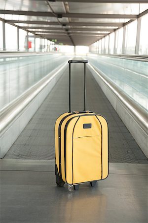 quintanilla (artist) - lonely yellow suitcase with black handle at walkway inside airport hall Photographie de stock - Aubaine LD & Abonnement, Code: 400-08071023