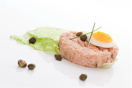 simsearch:400-08070576,k - Culinary tuna background. Canned tuna with lettuce, egg and capers isolated on white background. Seafood eating. Foto de stock - Super Valor sin royalties y Suscripción, Código: 400-08071207