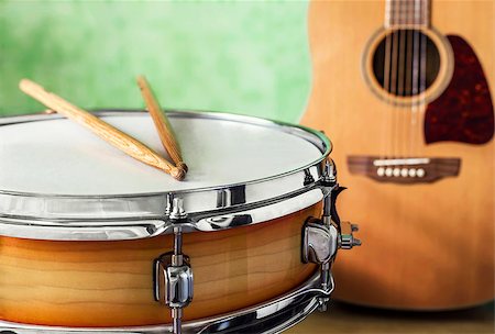 simsearch:400-06133570,k - Close-up view of a snare drum and acoustic guitar on a green background Stock Photo - Budget Royalty-Free & Subscription, Code: 400-08071343