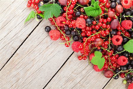 simsearch:400-06387340,k - Fresh ripe berries on wooden table background with copy space Foto de stock - Super Valor sin royalties y Suscripción, Código: 400-08071453