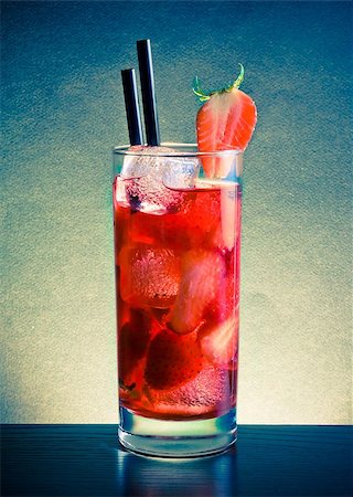 simsearch:400-08373093,k - Strawberry cocktail with ice on wood table on blue light disco club atmosphere Foto de stock - Royalty-Free Super Valor e Assinatura, Número: 400-08071882