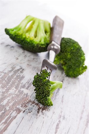simsearch:400-07822704,k - Delicious raw broccoli on white wooden background. Healthy raw food diet concept. Photographie de stock - Aubaine LD & Abonnement, Code: 400-08072037