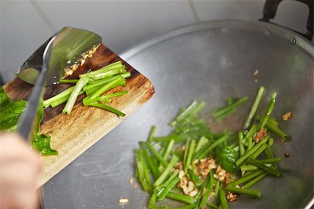 sauteeing - Sauteing or stir frying the japanese spinach in chinese style Photographie de stock - Aubaine LD & Abonnement, Code: 400-08072335