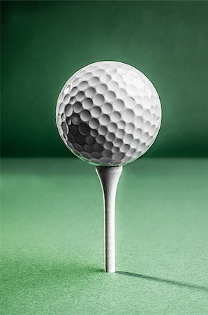 A white golf ball positioned on top of a tee, ready for the tee shot. Photographie de stock - Aubaine LD & Abonnement, Code: 400-08072532
