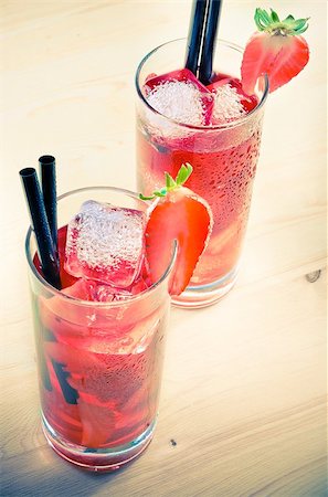 simsearch:400-08373093,k - glasses of strawberry cocktail with ice on old wood table, old style atmosphere Foto de stock - Royalty-Free Super Valor e Assinatura, Número: 400-08072635