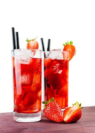 simsearch:400-08373093,k - Strawberry cocktail with ice on old wood table and a white background Foto de stock - Royalty-Free Super Valor e Assinatura, Número: 400-08072633