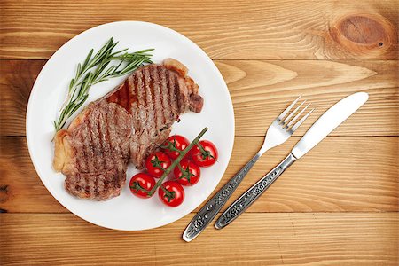 steak and fries - Sirloin steak with rosemary and cherry tomatoes on a plate. View from above Photographie de stock - Aubaine LD & Abonnement, Code: 400-08072737