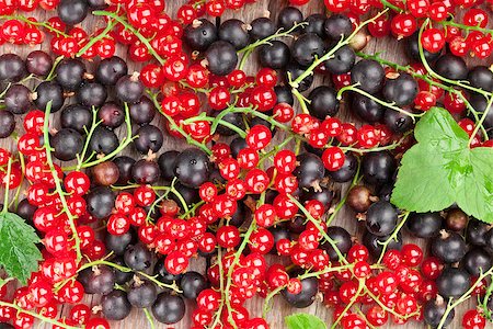 simsearch:400-06387340,k - Fresh ripe currant berries on wooden table background Foto de stock - Super Valor sin royalties y Suscripción, Código: 400-08072958