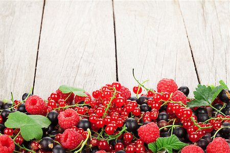 simsearch:400-06387340,k - Fresh ripe berries on wooden table background with copy space Foto de stock - Super Valor sin royalties y Suscripción, Código: 400-08072959