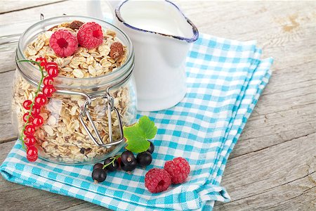 simsearch:400-04393799,k - Healthy breakfast with muesli, berries and milk. On wooden table Stockbilder - Microstock & Abonnement, Bildnummer: 400-08072953