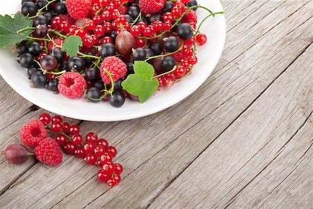simsearch:400-06387340,k - Fresh ripe berries plate on wooden table background with copy space Foto de stock - Super Valor sin royalties y Suscripción, Código: 400-08072960