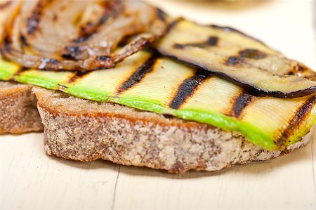 simsearch:824-07585827,k - grilled vegetables on rustic  bread over wood table Stockbilder - Microstock & Abonnement, Bildnummer: 400-08072982